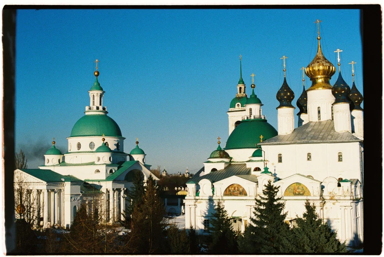 the top of the two buildings has many windows