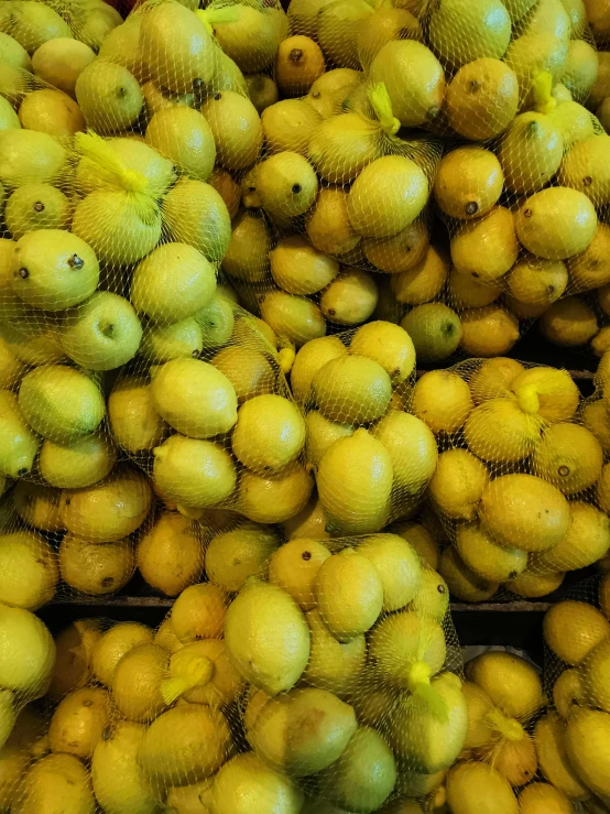 there are many lemons in the produce bin