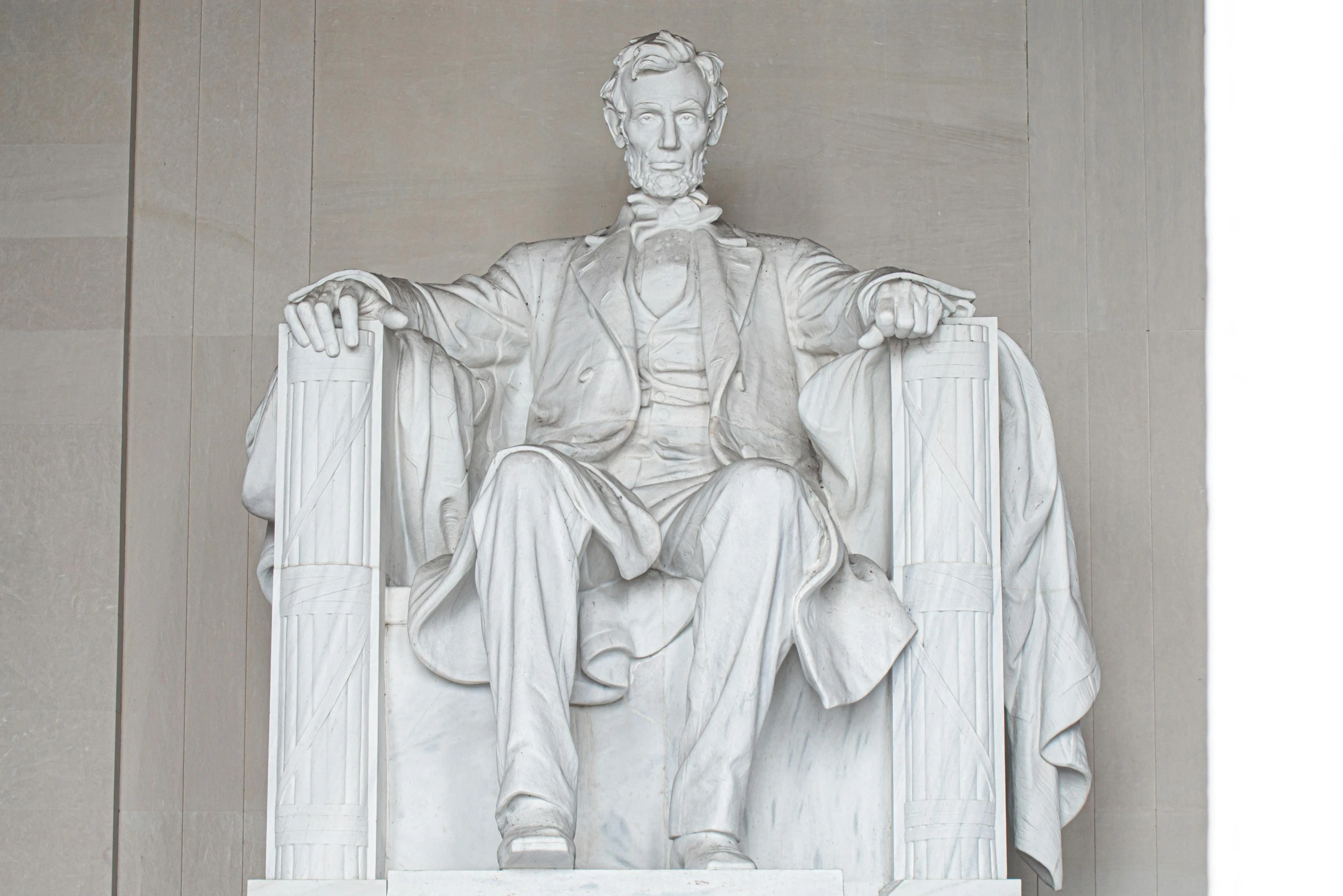 a statue of aham lincoln sitting in a chair