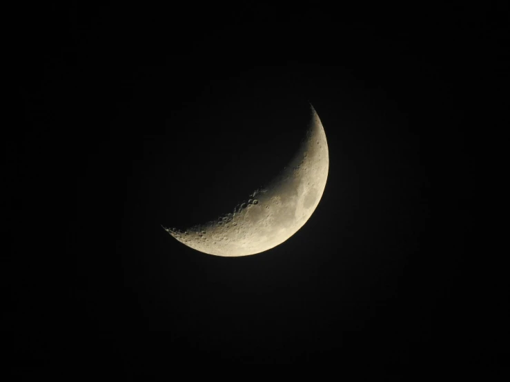 the crescent moon in dark night sky with no clouds