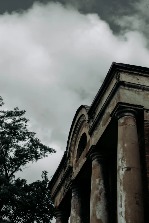 there is an old building with columns in it