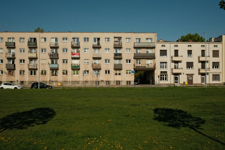 there are many windows in the apartment buildings