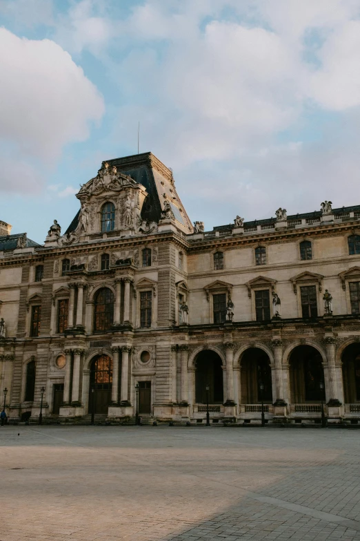 an image of a large building that looks like soing