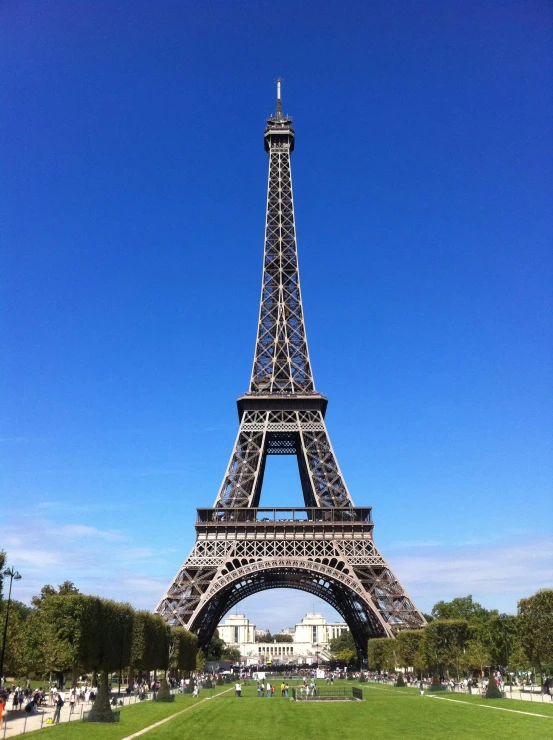 the view of the eiffel tower from a long distance