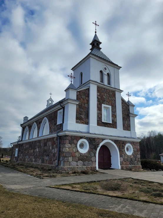 a church on a cloudy day with no people around