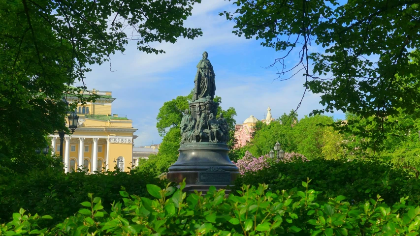 an image of a statue sitting in the middle of the park