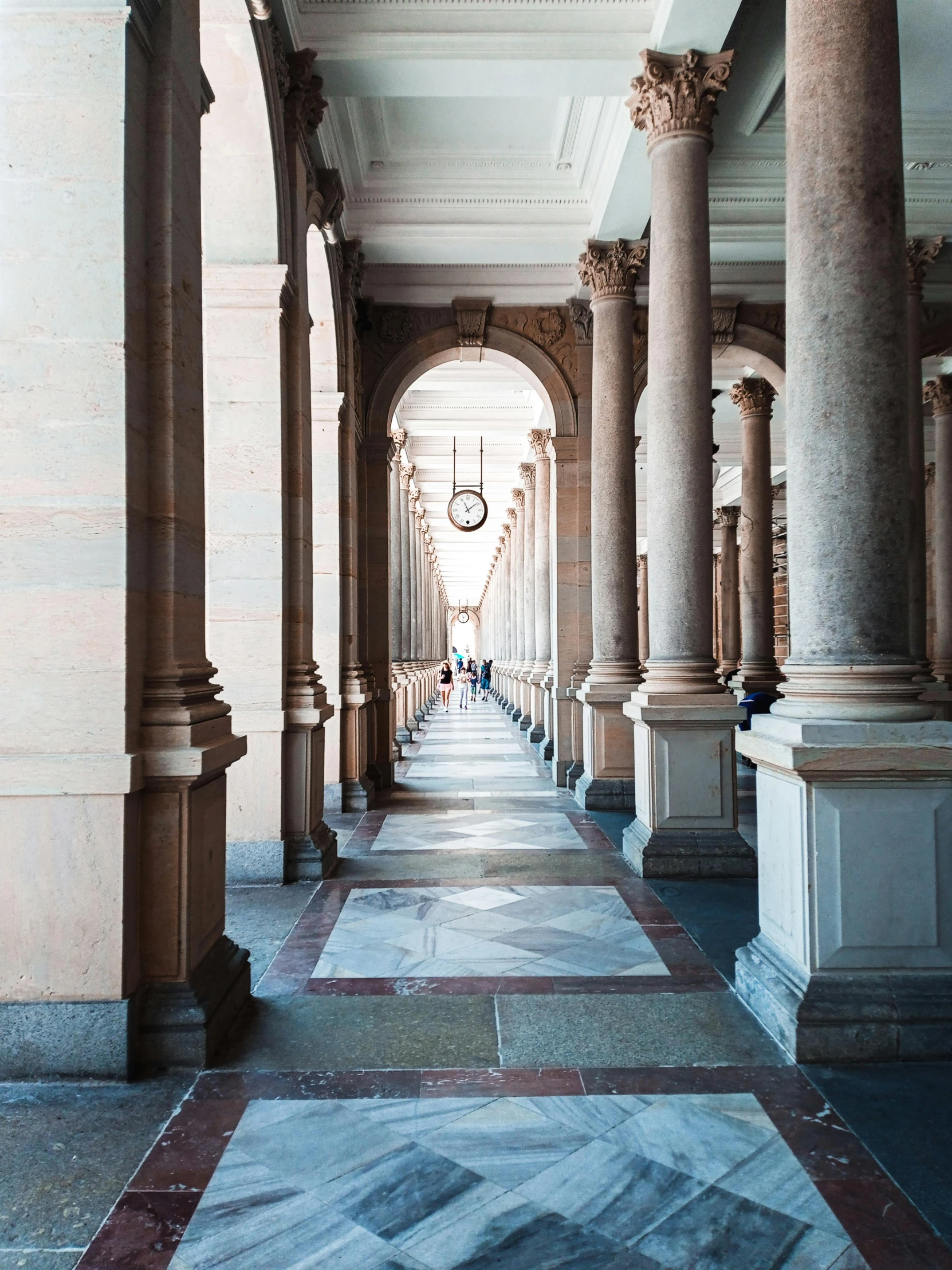 an open walkway has many pillars and pillars