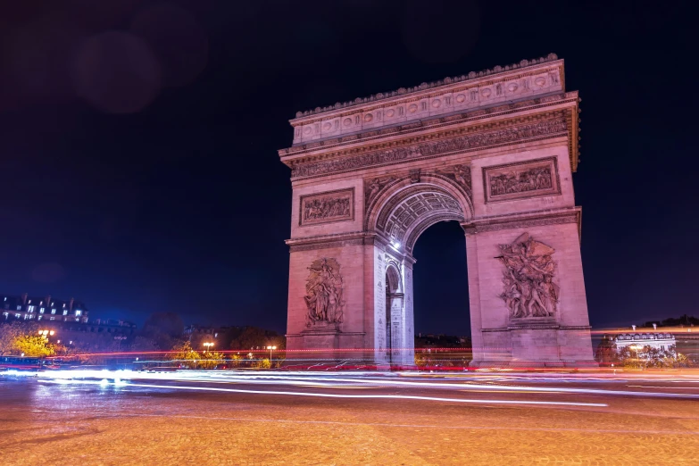 the arce triumph monument in a night time view