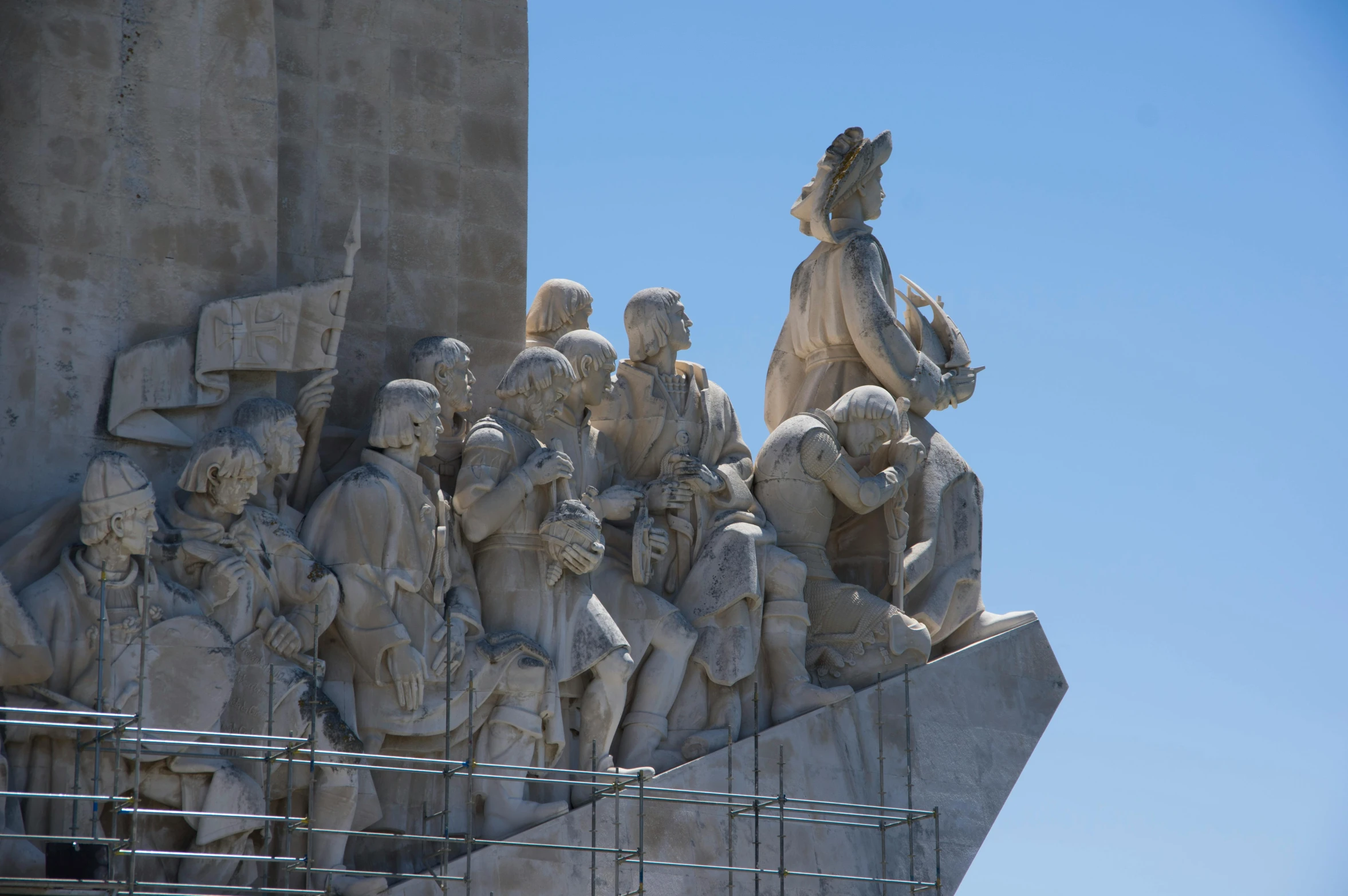 an image of some statues on the side of a building