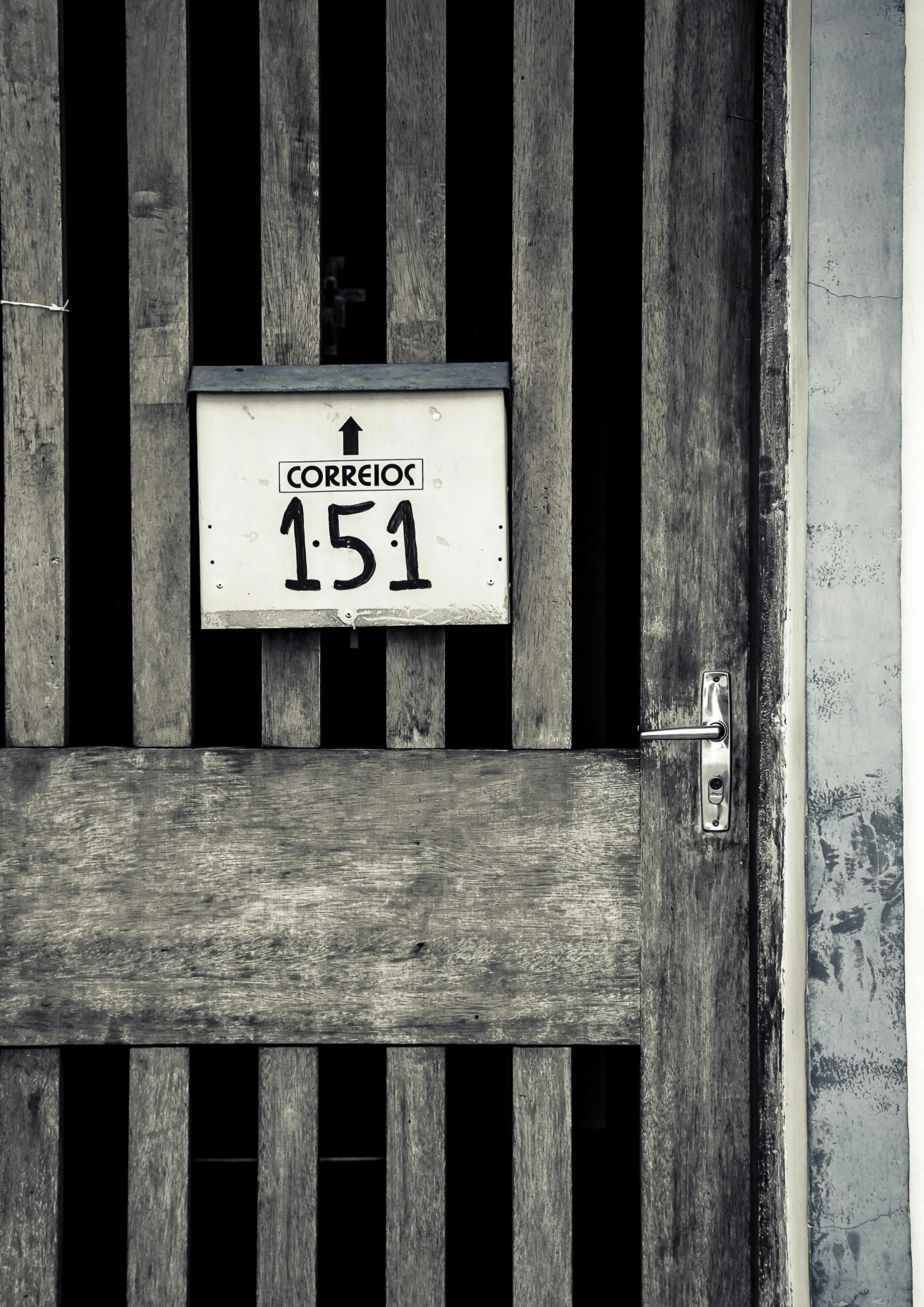 a sign is posted on a door that says comercio