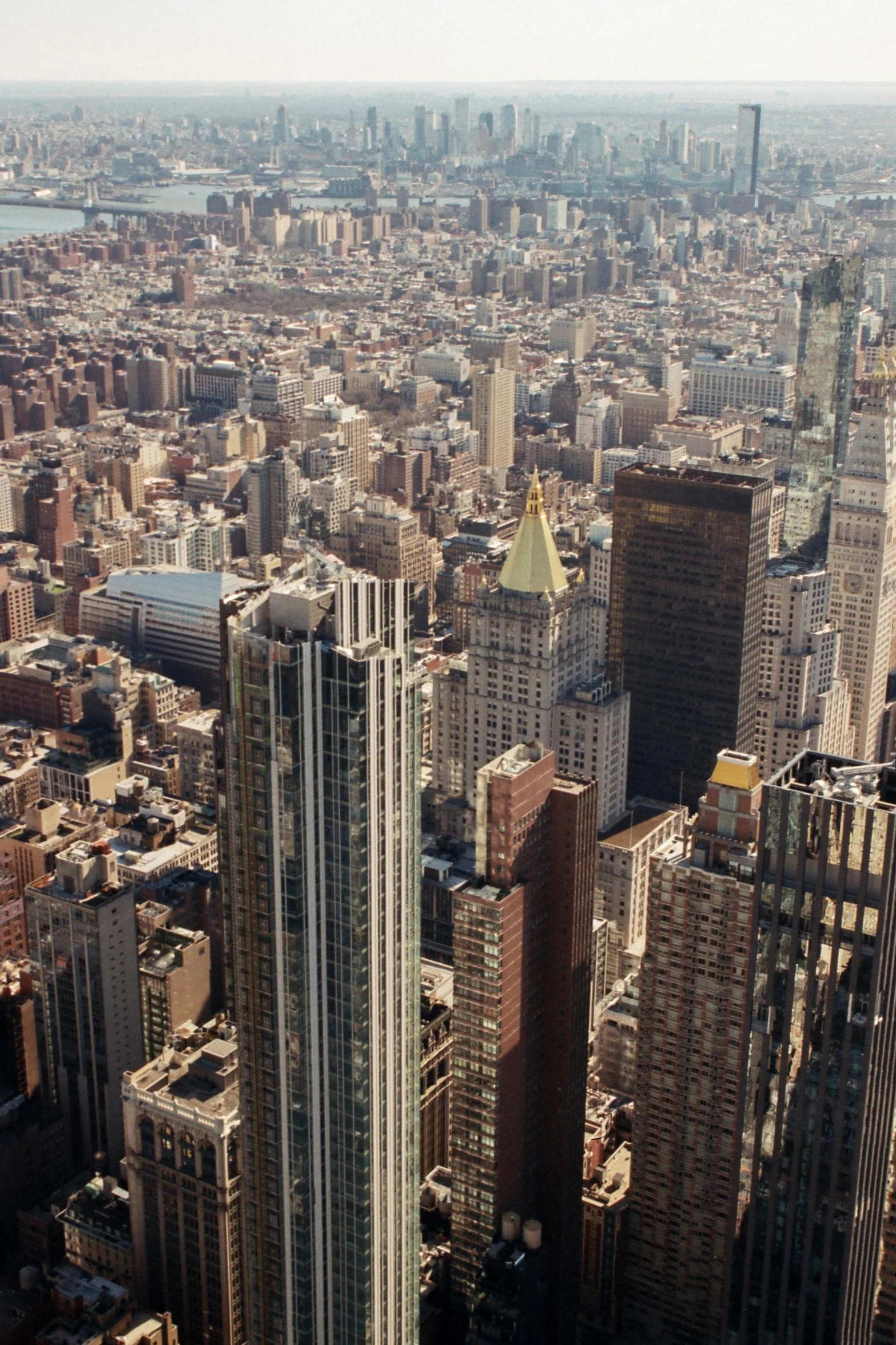 high rise skyscrs and city buildings in new york