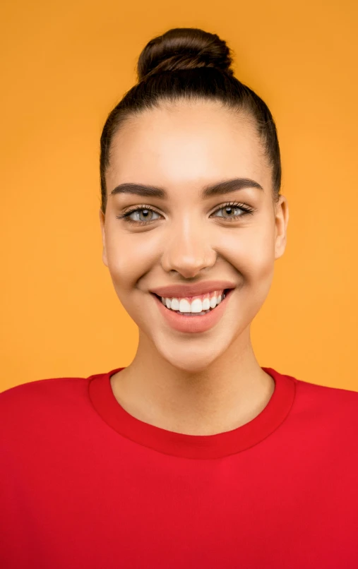 the woman is posing for a picture with a smile on her face