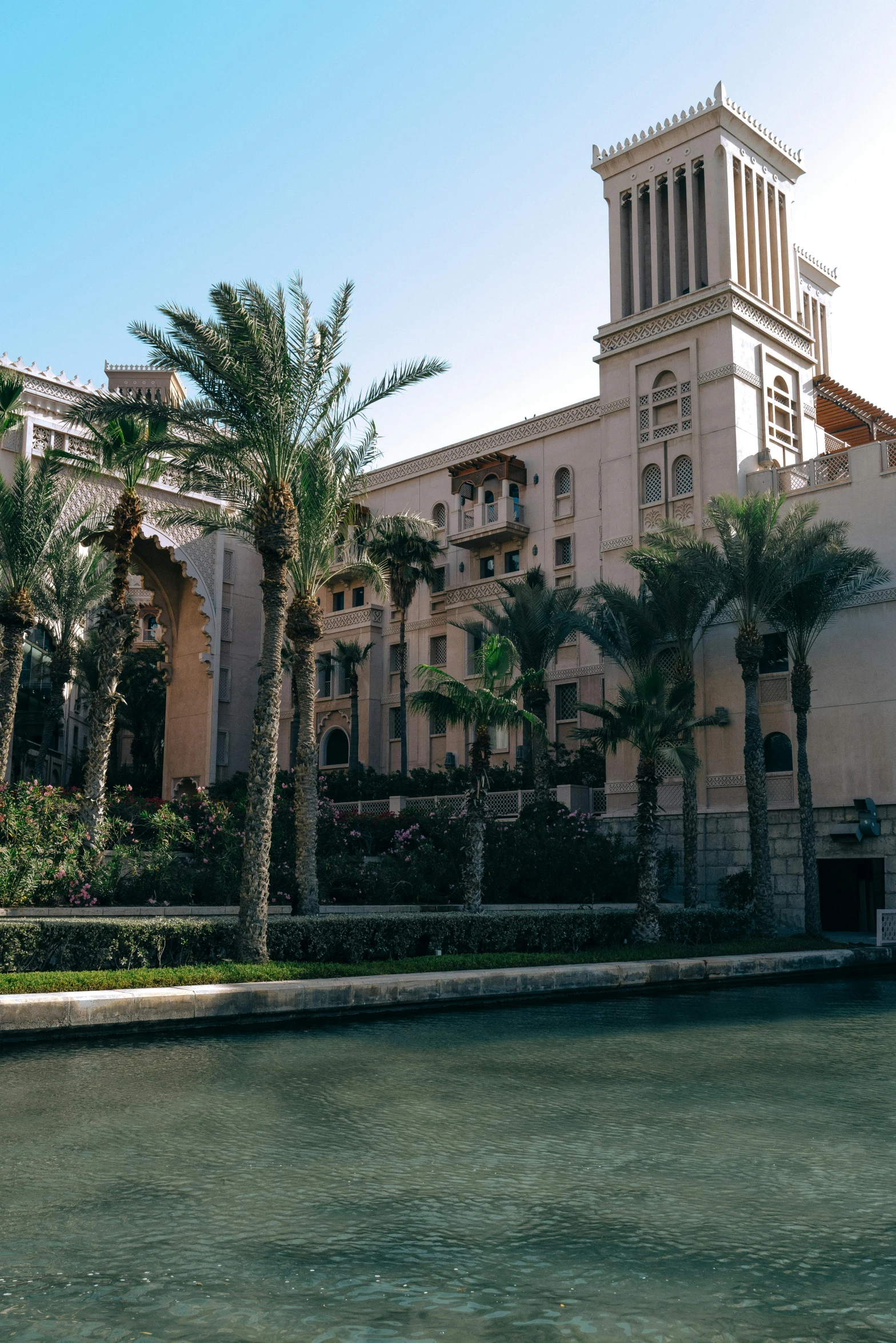 palm trees are in front of some tall building