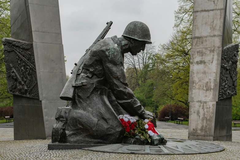 a statue with a helmet sitting on top of it