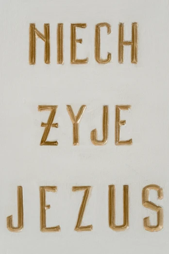 the word nieceh, zeyee, jezuus written in gold and on top of a white sheet