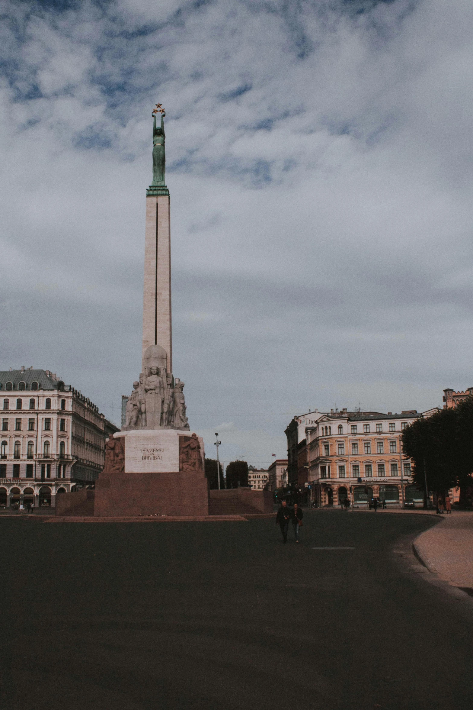 there is a large monument located in the middle of the road