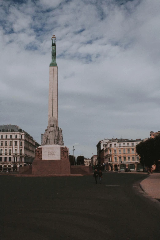 there is a large monument located in the middle of the road