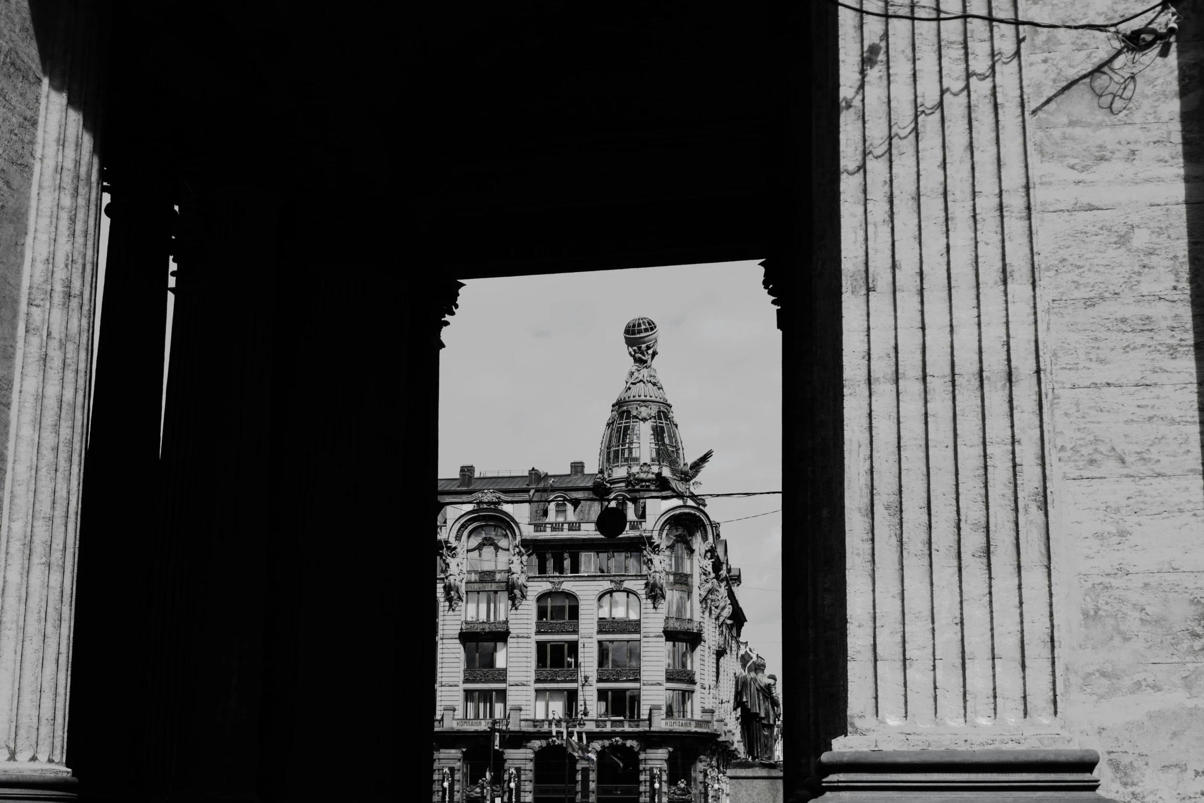 an old building with columns is shown through a small hole