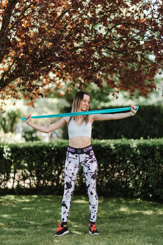 the woman is holding on to the stick for her exercise