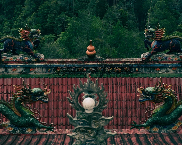 dragon statues on the roof of an ancient chinese building