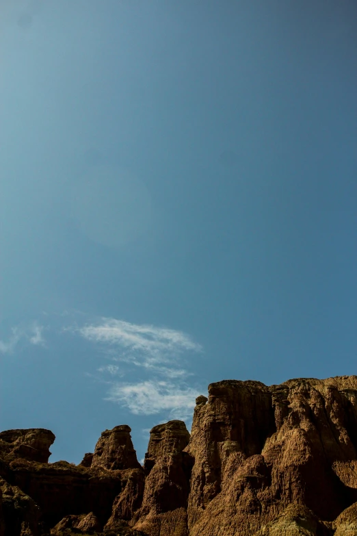 the sky above some rocks under a blue sky