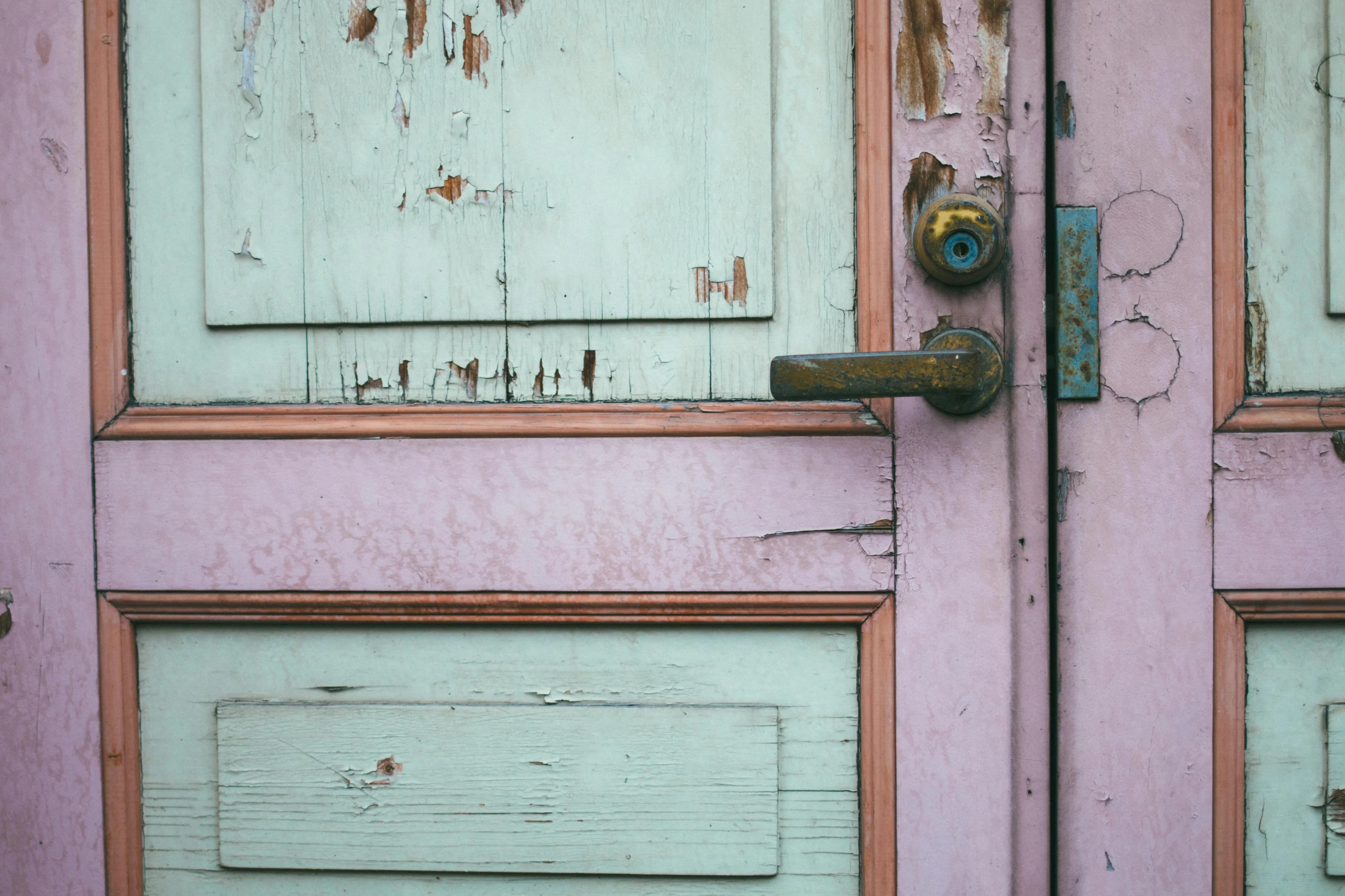 there is a close up of some doors