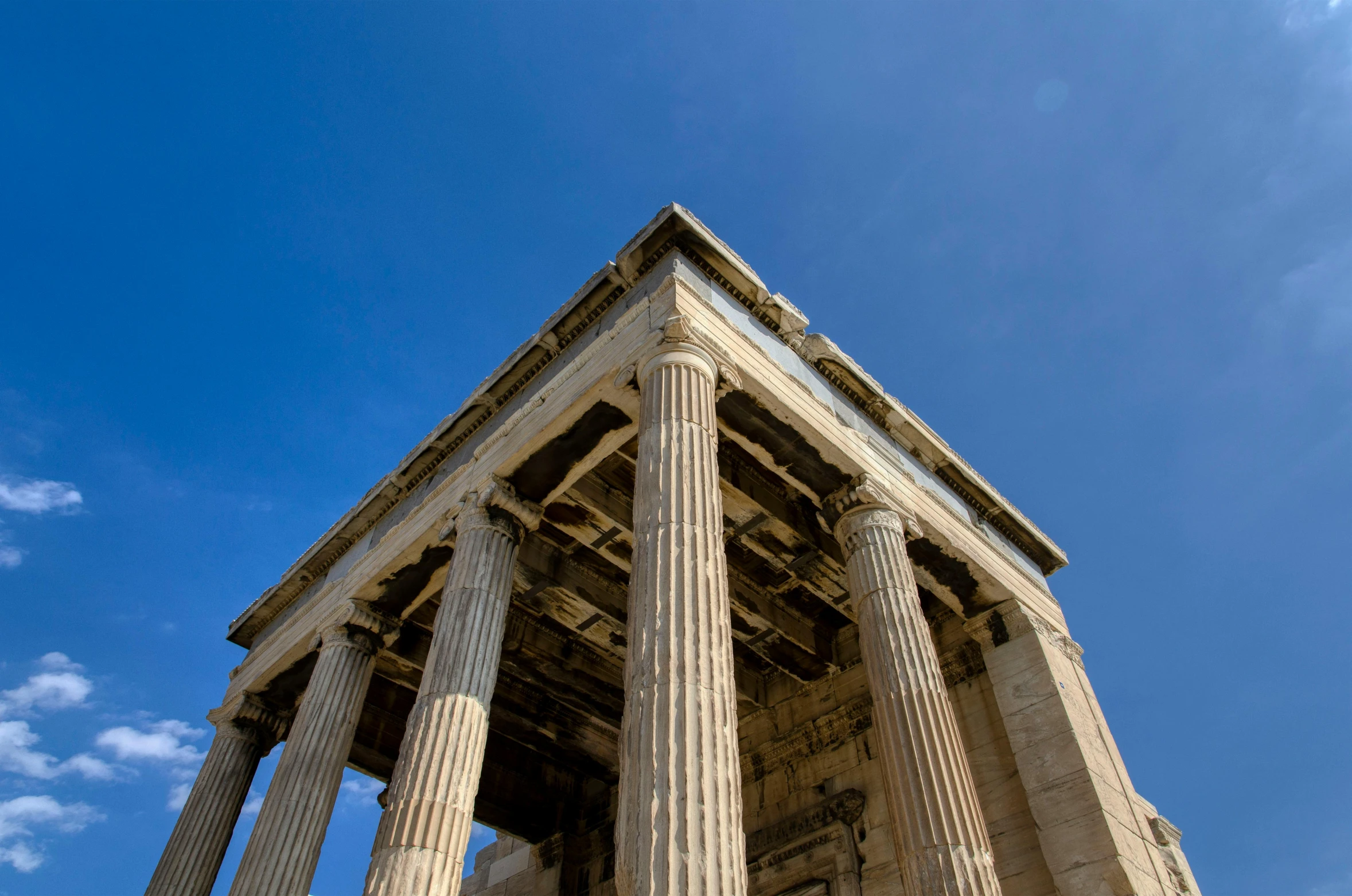 a building that has some pillars near it