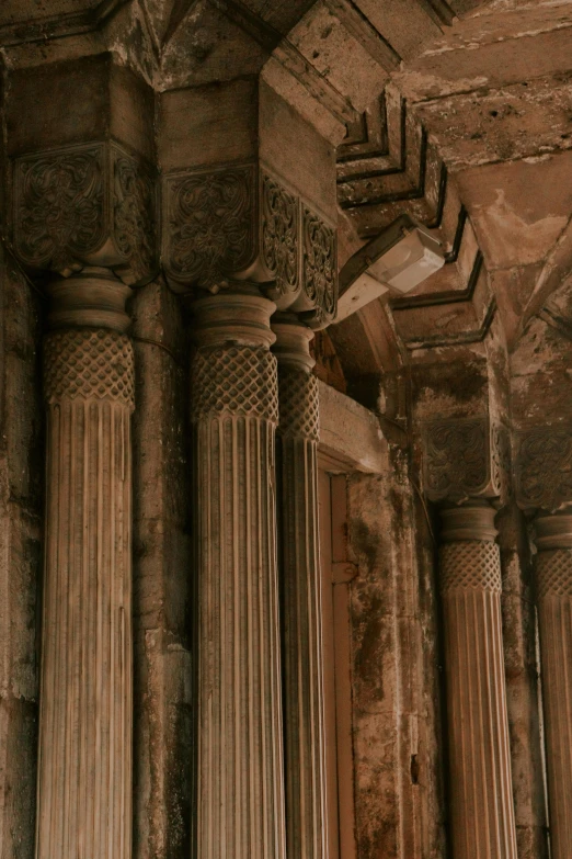 an ornate design at the back of some pillars