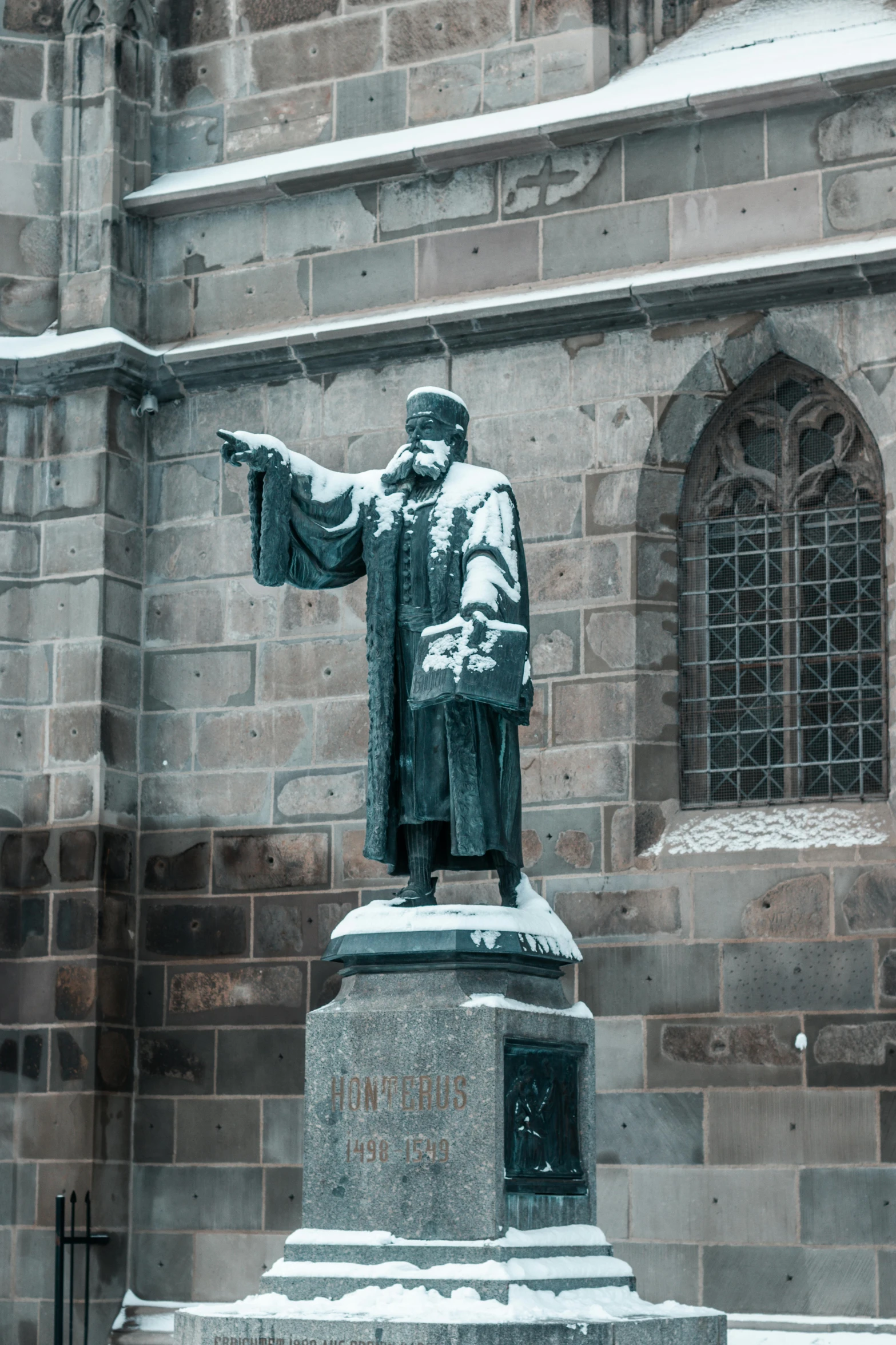 the statue of aham lincoln with two hands in front of the stone wall and stone window