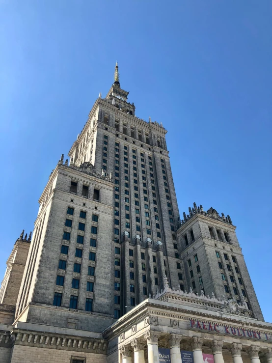 a tall building is surrounded by pillars