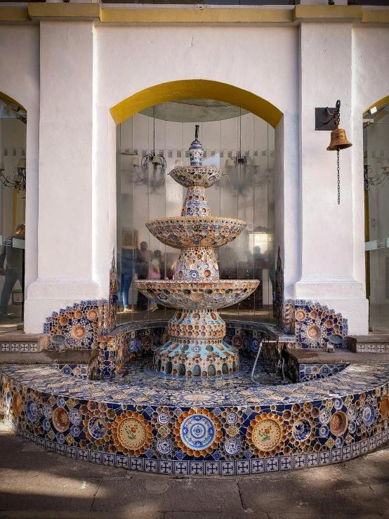 a fountain that is in front of a white building