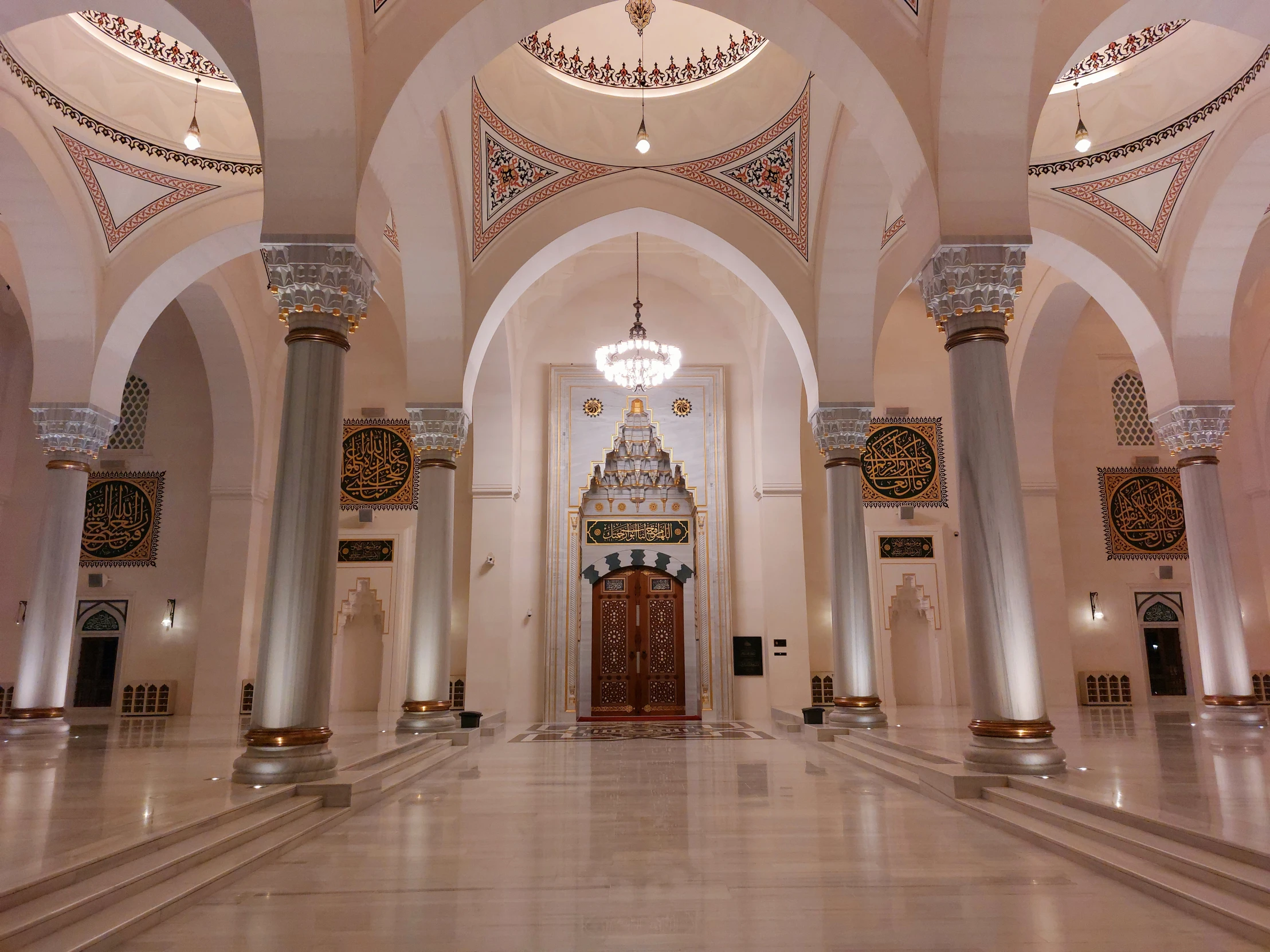 the interior of a building has several pillars