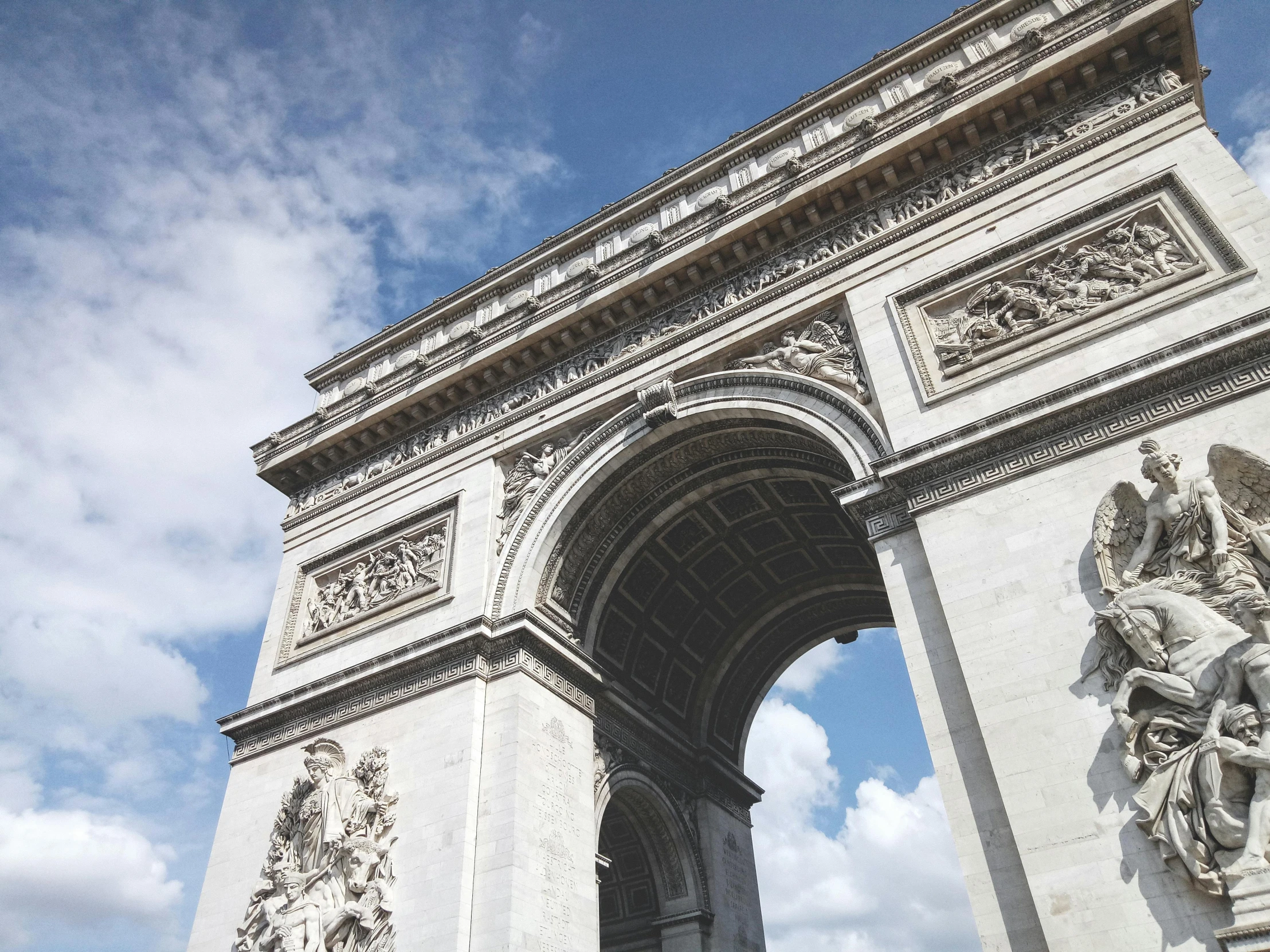 a picture of the monument with sculptures surrounding it