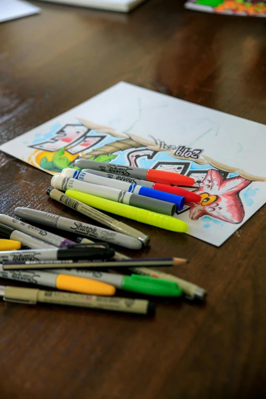 many markers are on top of a table