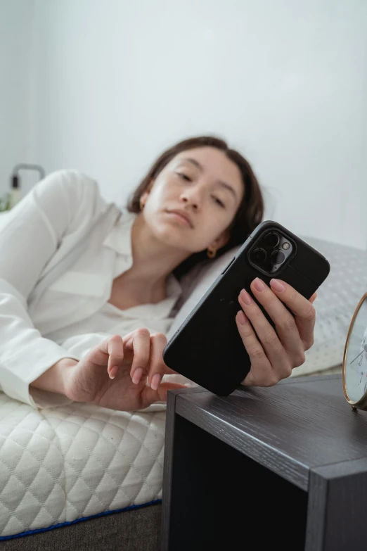 woman taking a po in bed with her phone