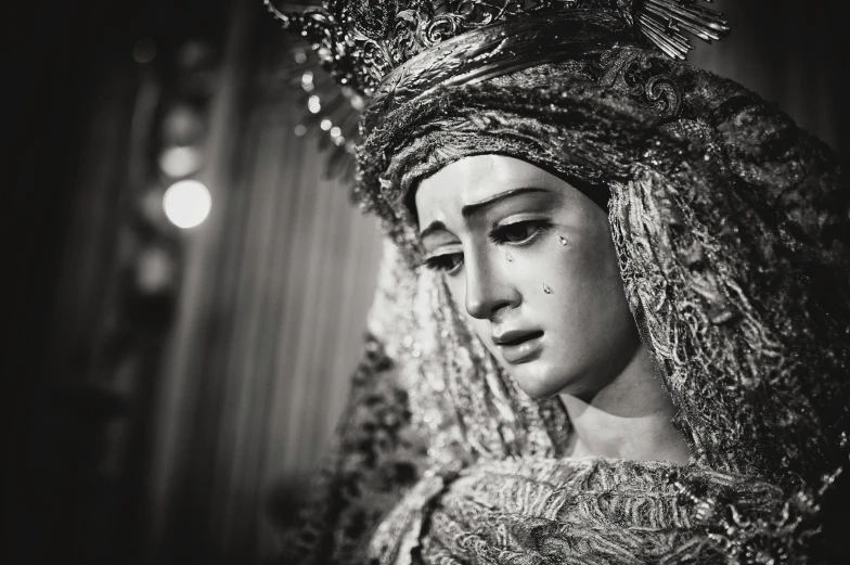 the nun is wearing an elaborate headpiece in black and white