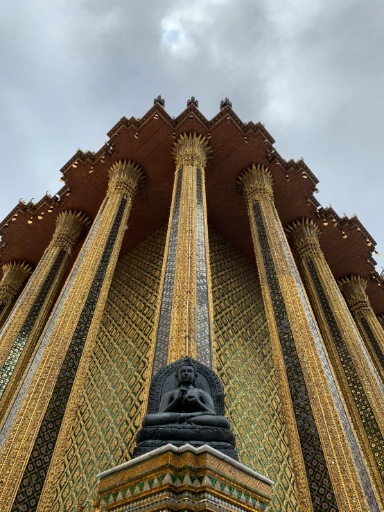 this is the face of a statue on the outside of an intricate building