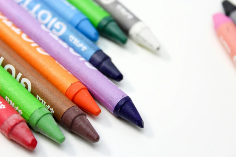various colored pens lined up on top of each other