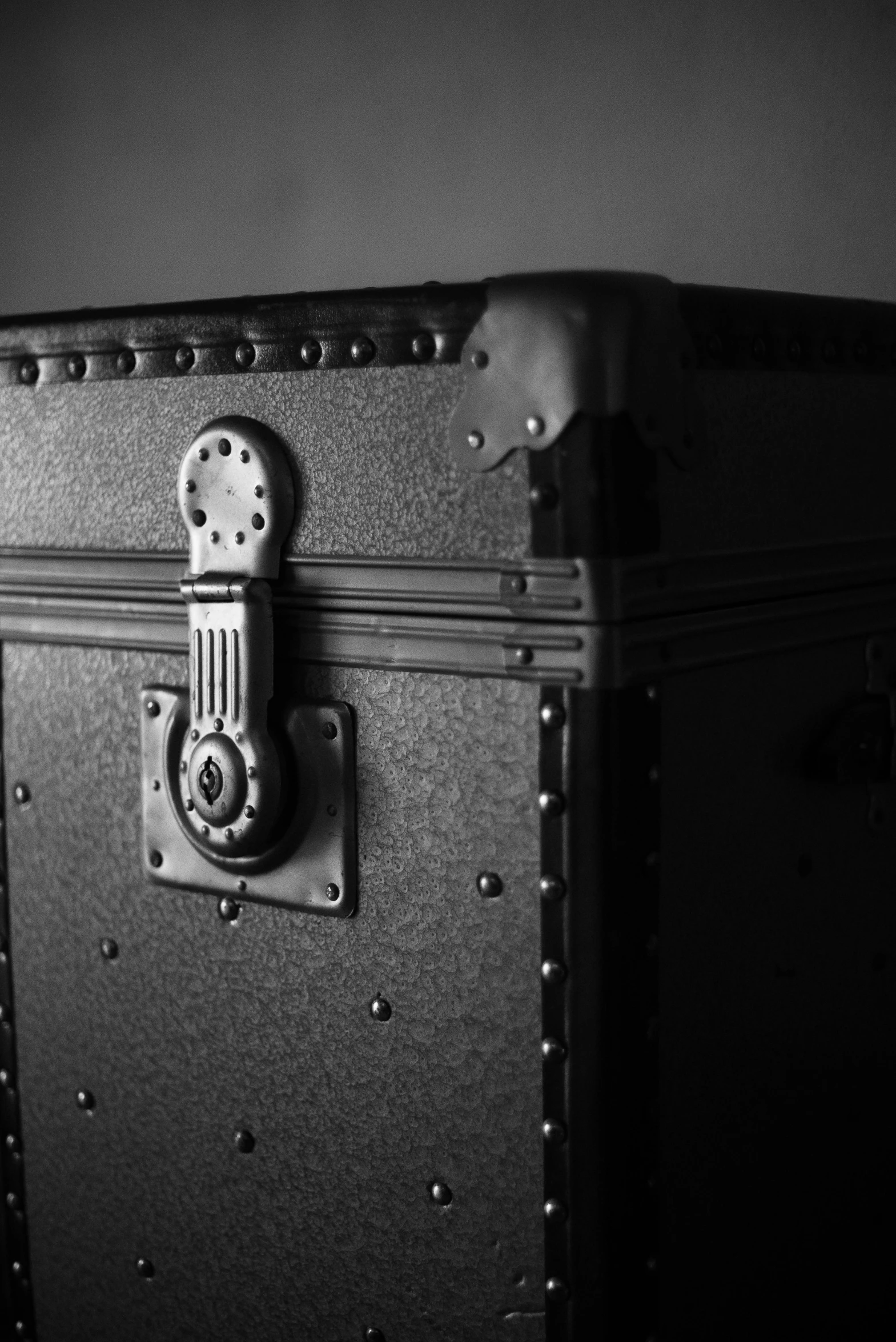 a trunk sitting on top of a table