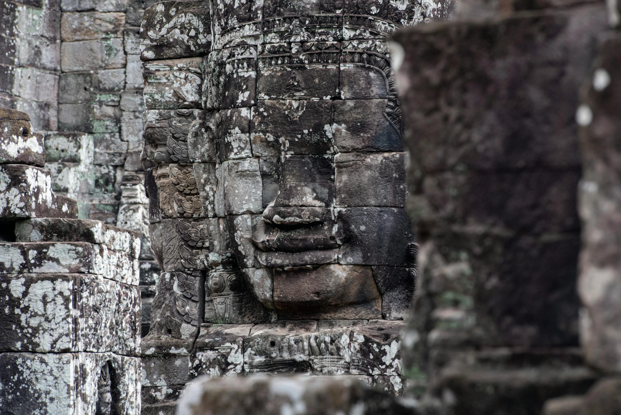 there are heads and heads of people on the stone buildings