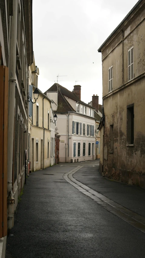 an empty alley way is seen in this pograph