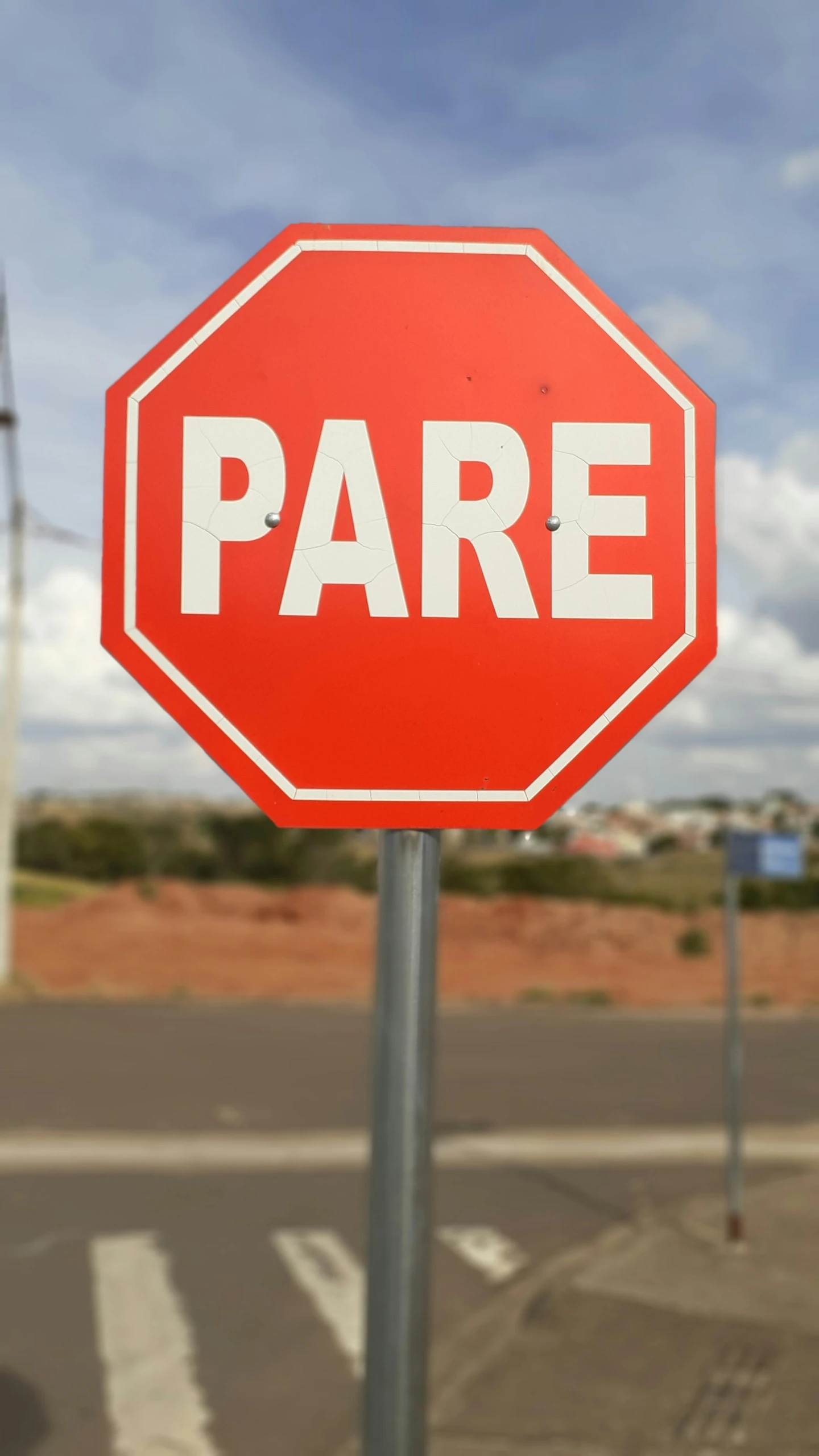 a red sign with the word pare written below it