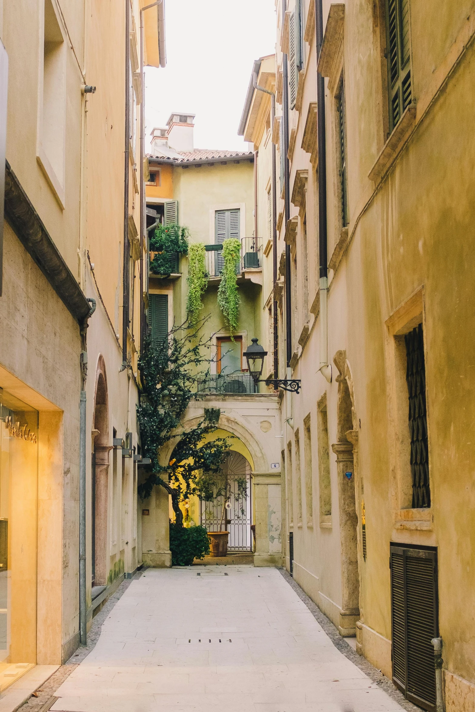 a narrow alley way in between two tall buildings