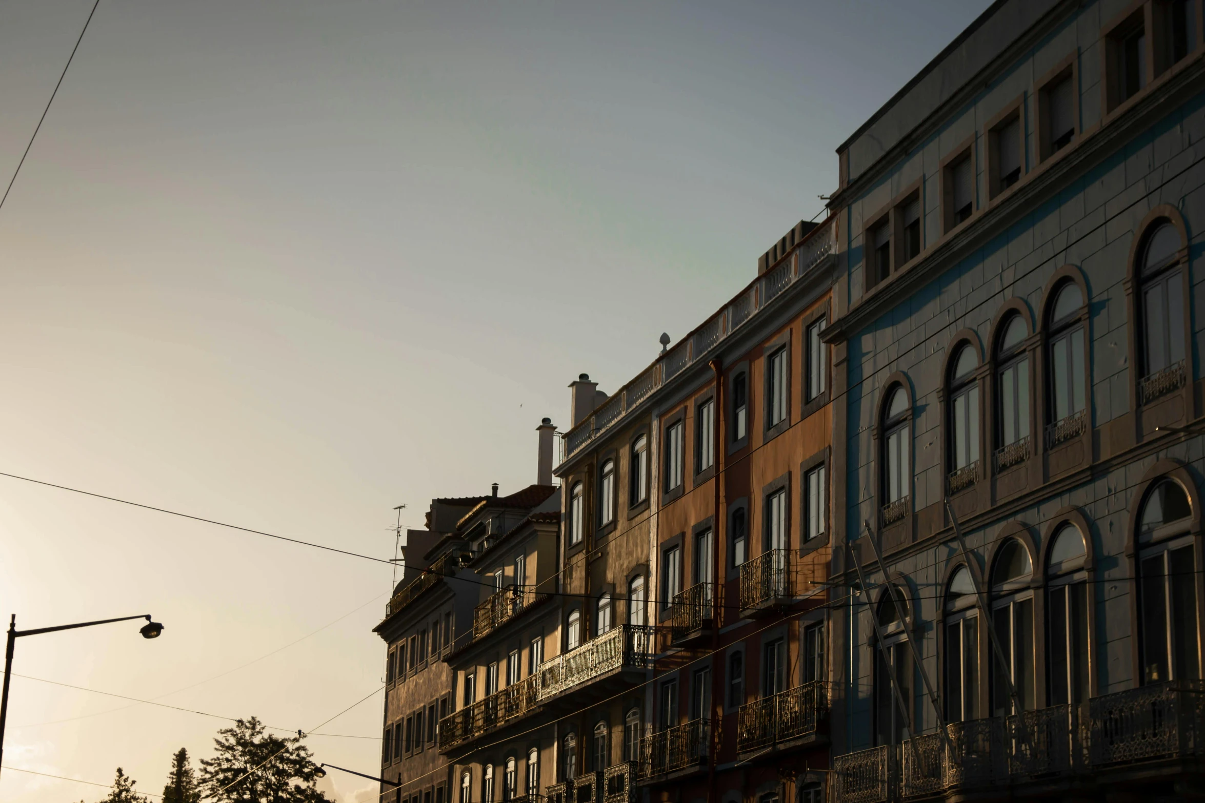 a sun is setting behind buildings in the city