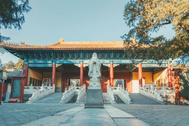 a statue sitting in the middle of a courtyard