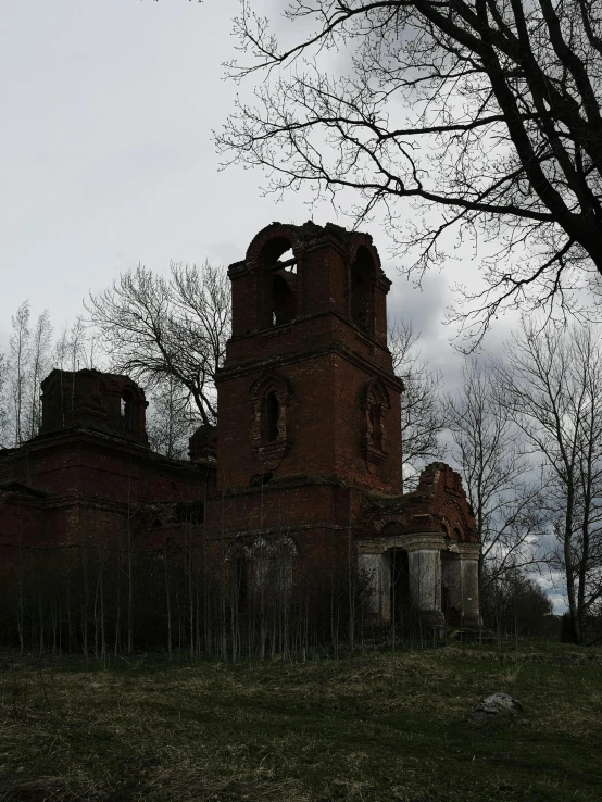 an old run down church sitting in the grass