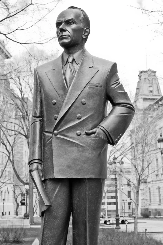 a statue of president franklin in black and white