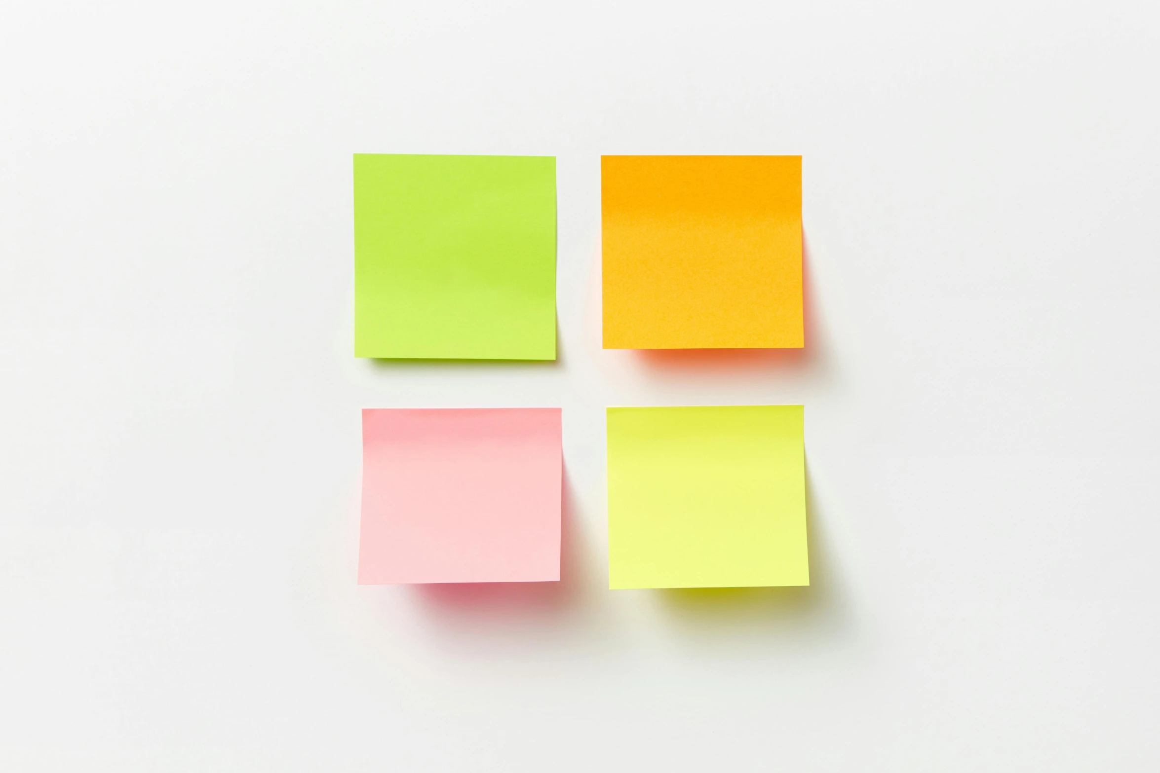 post it notes are lined up on top of each other