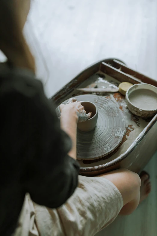 a person that is doing soing with pottery