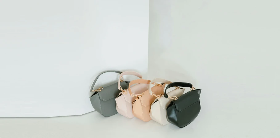 a bunch of purses hanging from the side of a wall